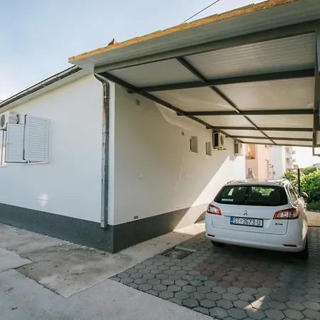 With Parking Space - 25102 Trogir
